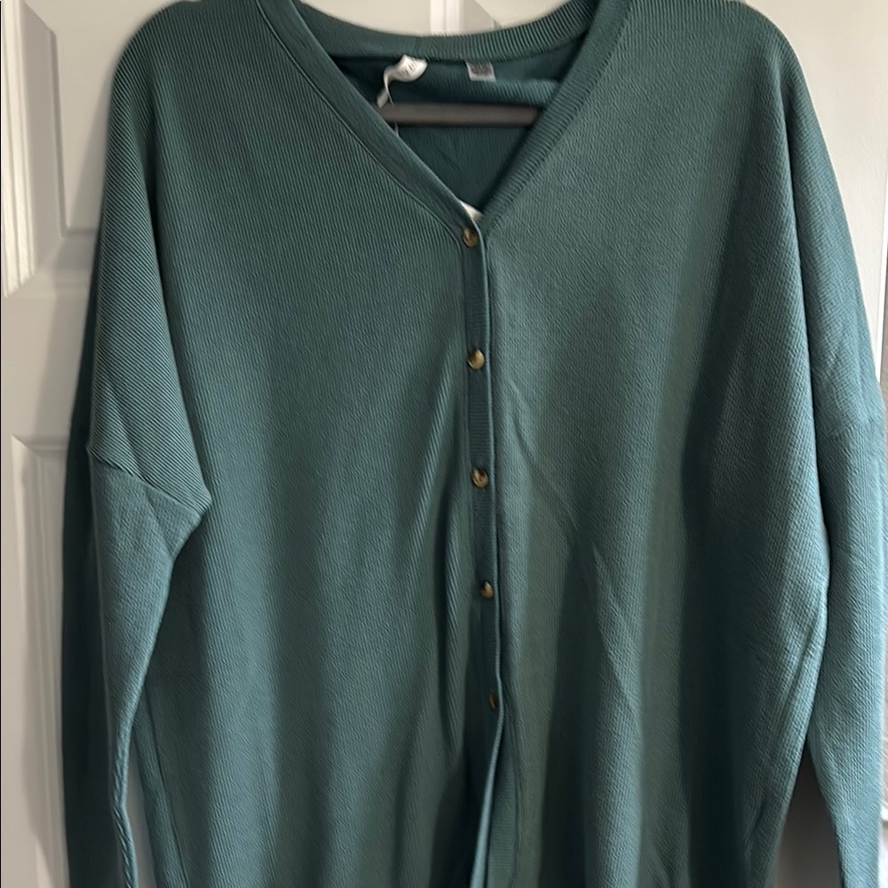 Green Cardigan Sweater with V-Neck and Long Sleeves